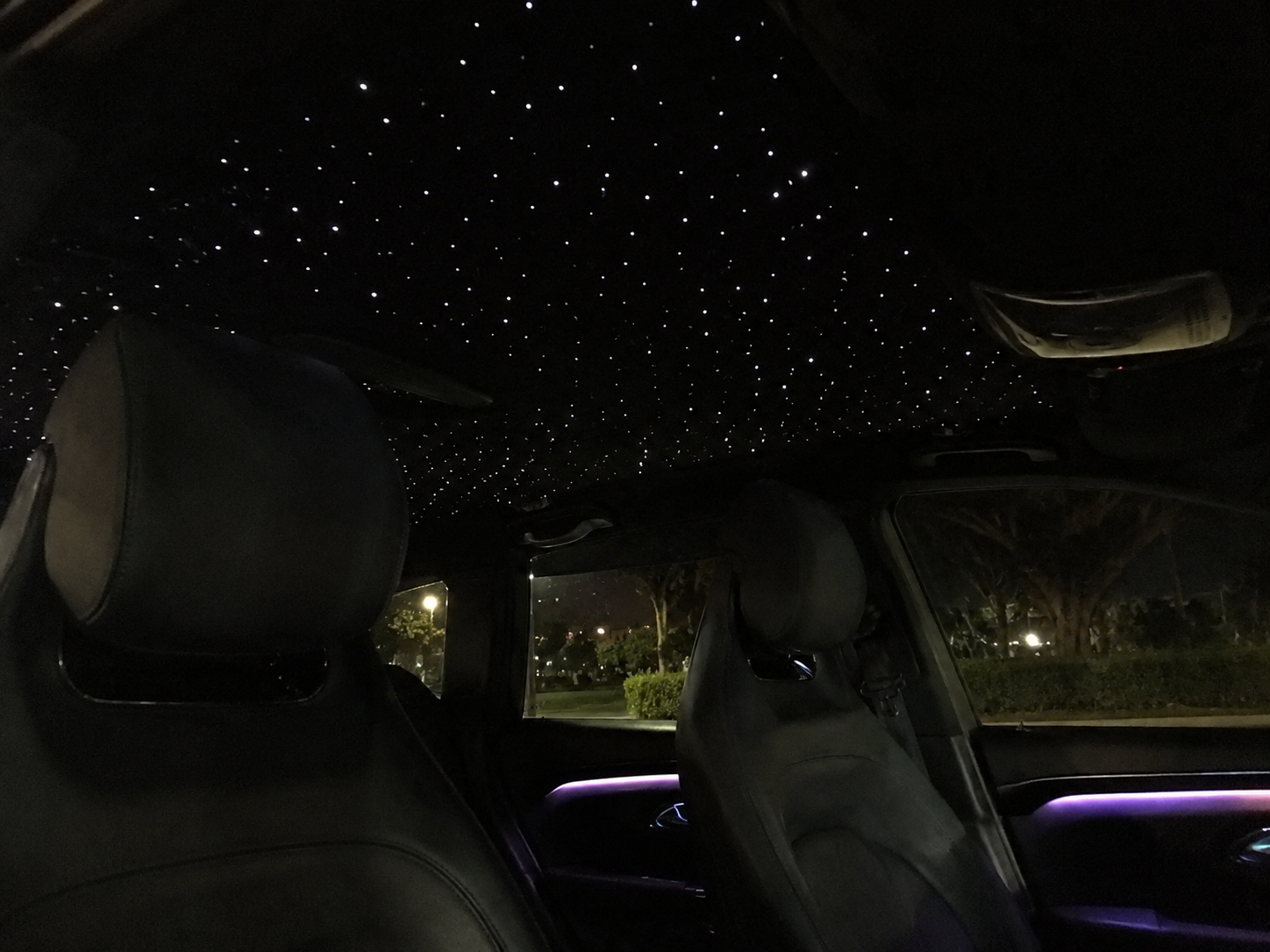 Plafond étoilé dans une voiture