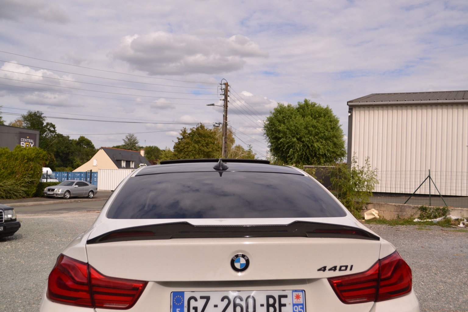 Lunette arrière teintée d’une BMW blanche