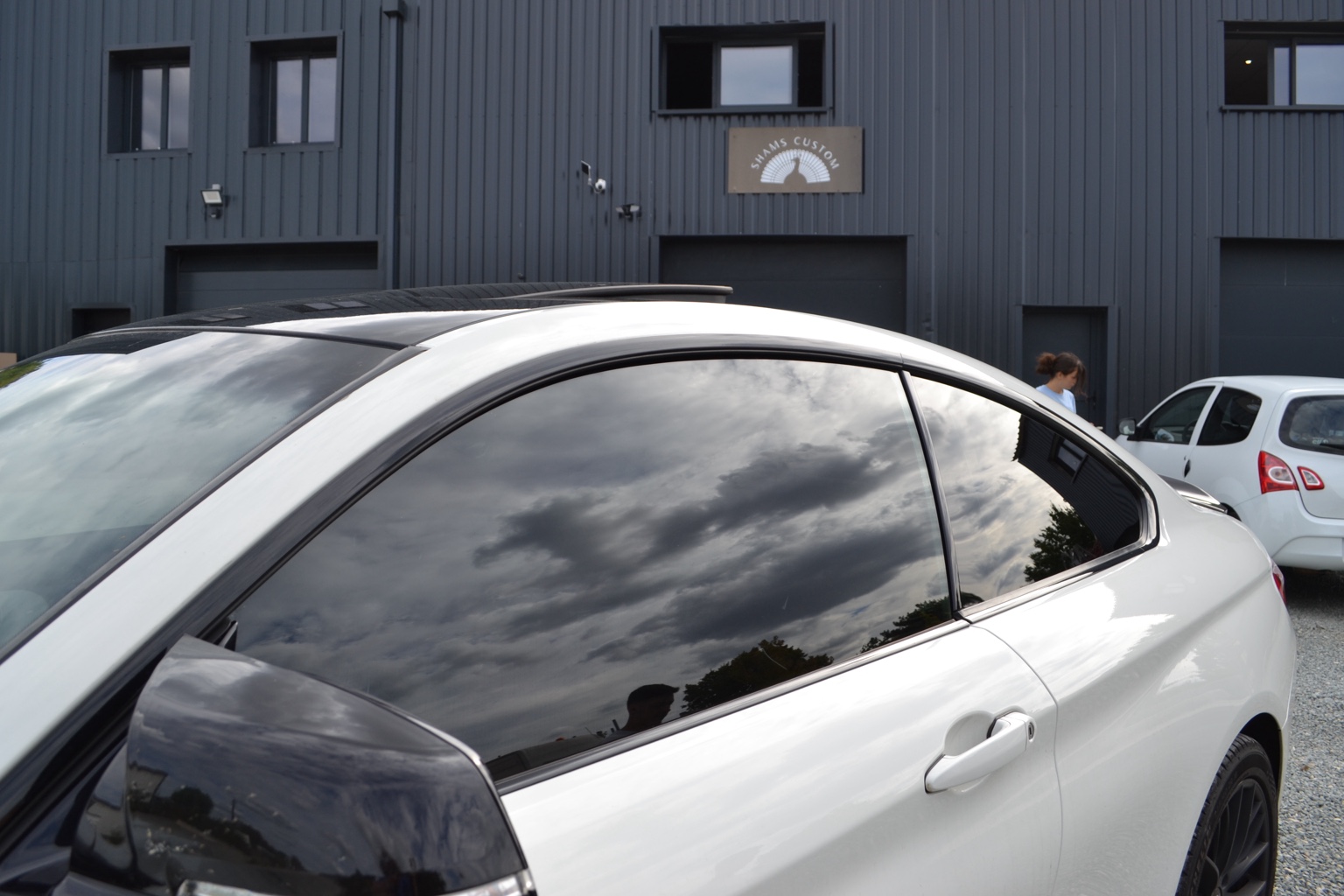 Profil extérieur d’une BMW avec vitres teintées