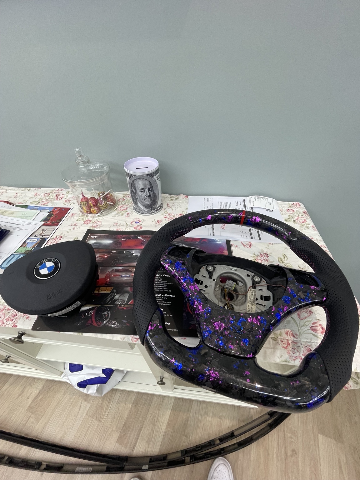 Volant personnalisé installé dans un intérieur automobile